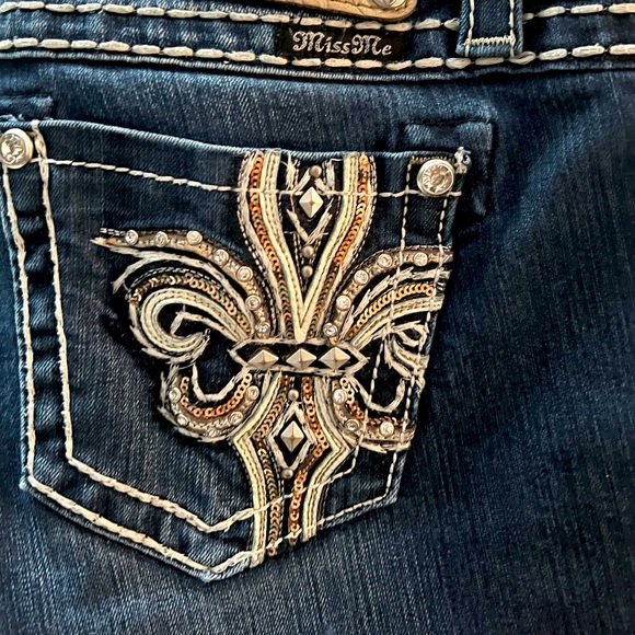 Miss Me Denim - Miss Me Jeans Size 29 X 30  Cute!! Dark denim with sparkly embellishments.